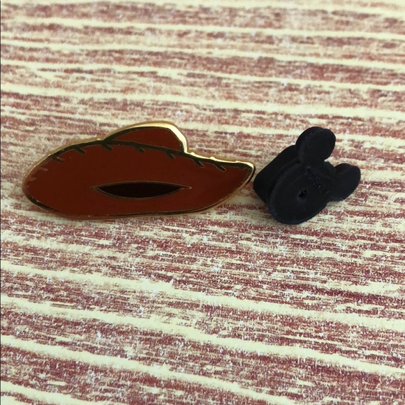 Woody’s Hat Disney Trading Pin - Picture 2 of 3